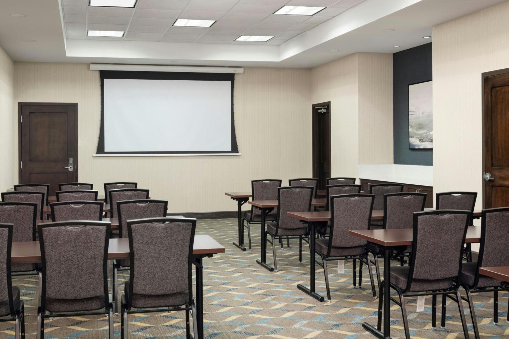 By Marriott Airport Hotel Ottawa